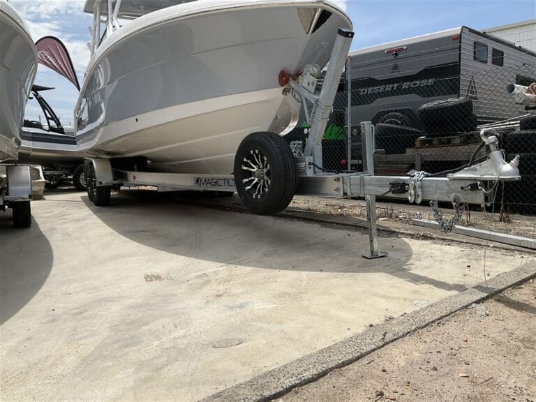Robalo TRAILER - Boats and Marine > Boat Trailer