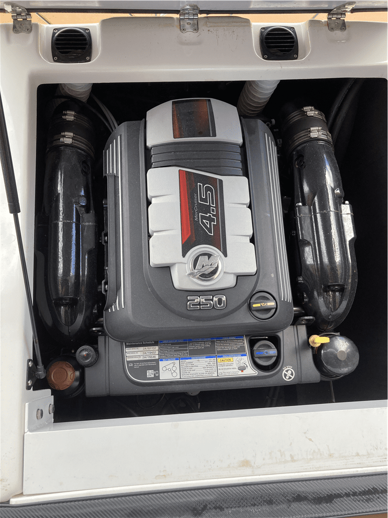 Mercury 4.5L 250A - Boats and Marine >  Outboard Boat Engines
