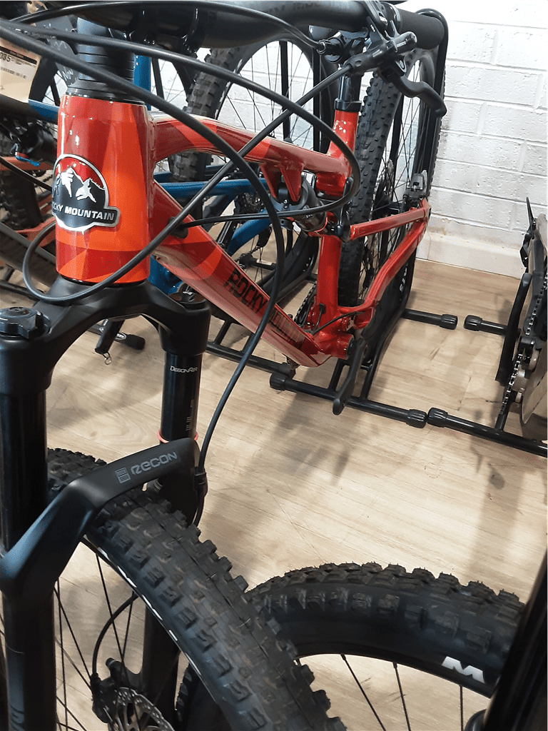 Rocky Mountain ELEMENT A30 MEDIUM - Bicycles and E-Bikes