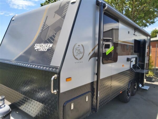 Essential SOUTHERN CROSS SIGNATURE SERIES 21'6 V6-2 SLIDE OUT CLUB LOUNGE - Caravans