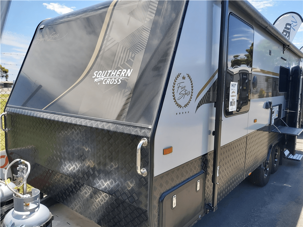 Essential SOUTHERN CROSS SIGNATURE SERIES 21'10 V9 CLUB LOUNGE - Caravans