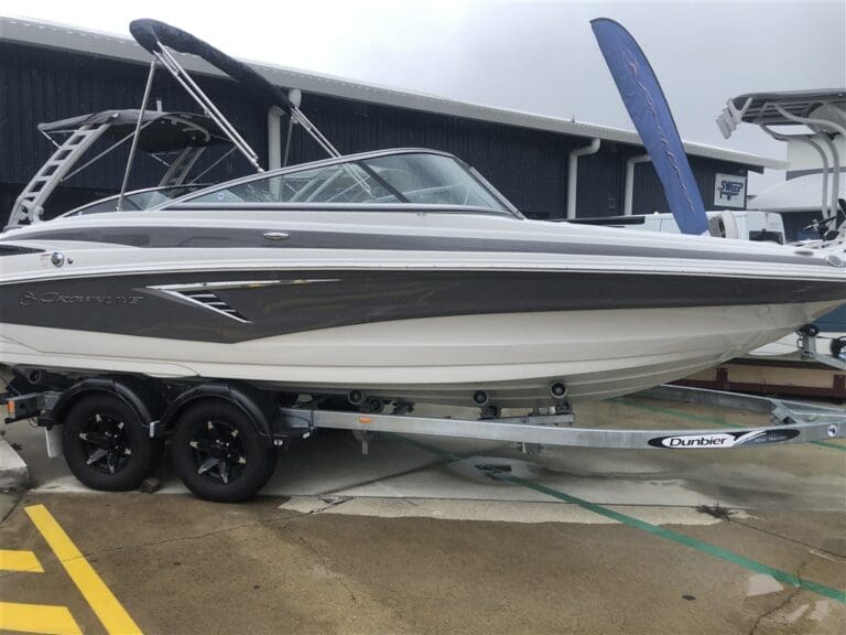 Crownline 210FS - Boats and Marine > Trailable Boat