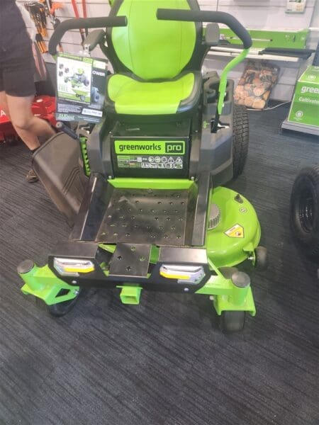 Greenworks 60V 42 TRACTOR INCLUDING BATTERIES & CHARGER - Agriculture and Outdoor > Lawn Mowers