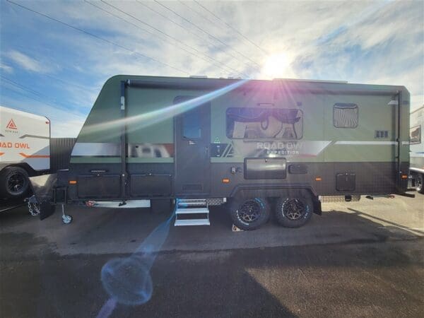  Motorhomes and Camper Trailers > Caravan