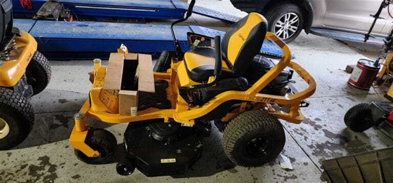 Cub Cadet ZT1 46' 23HP - Agriculture and Outdoor > Lawn Mowers