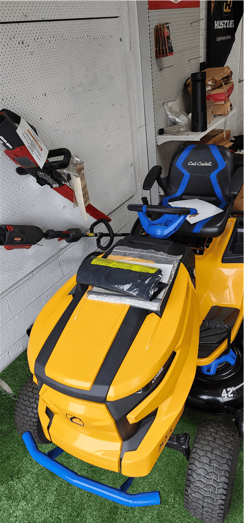 Cub Cadet XT1 LT 42' E ELE - Agriculture and Outdoor > Lawn Mowers