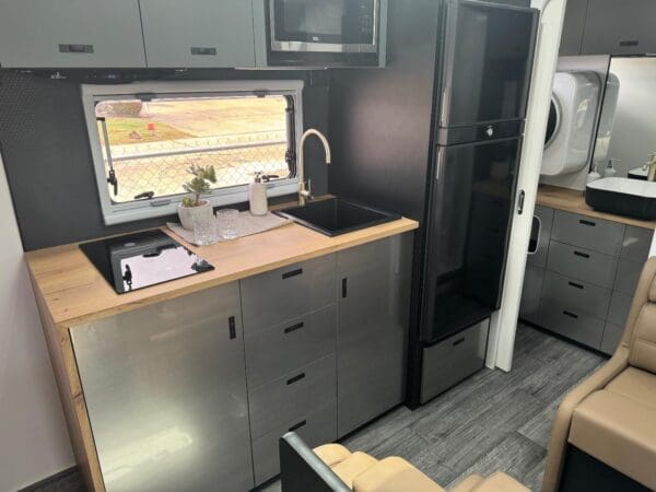  Motorhomes and Camper Trailers