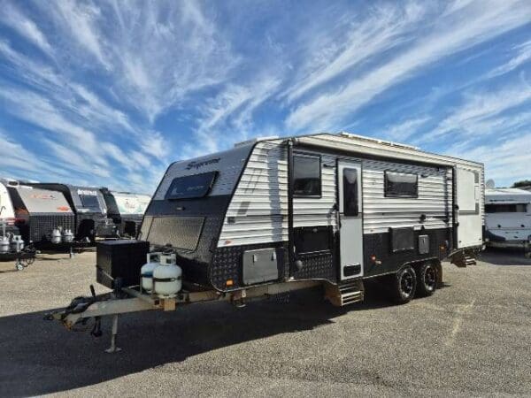 SUPREME BASE CAMP 25' - Caravans