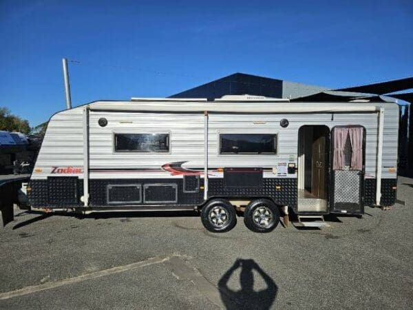  Motorhomes and Camper Trailers