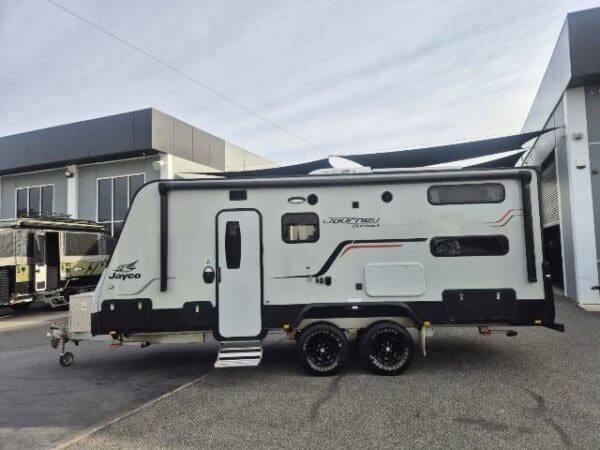  Motorhomes and Camper Trailers