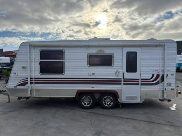  Motorhomes and Camper Trailers