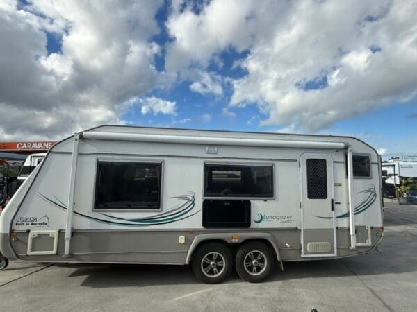  Motorhomes and Camper Trailers