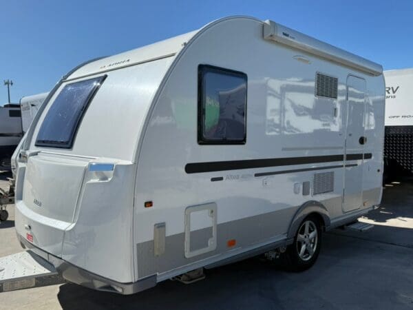  Motorhomes and Camper Trailers