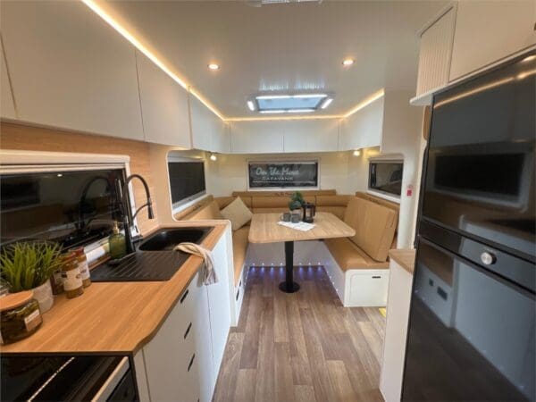  including a 55mm single-piece roof and 30mm single-piece side walls.<br />Advanced Suspension System: Independent wishbone suspension with air bags and manual air control system