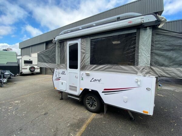  Motorhomes and Camper Trailers